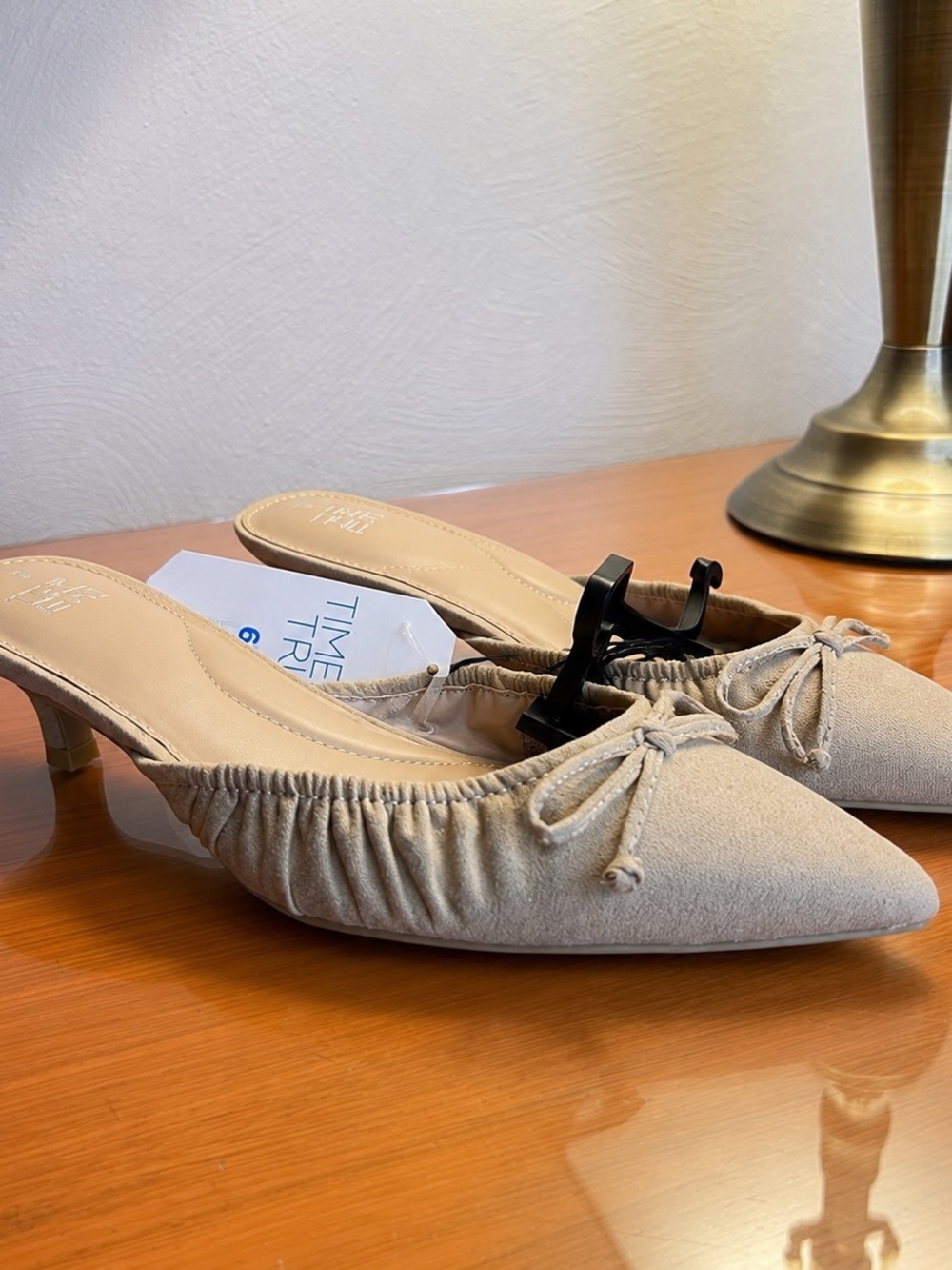 Time and Tru Beige Pointed Toe Bow Kitten Heel Mules – Women’s US 6 / UK 4